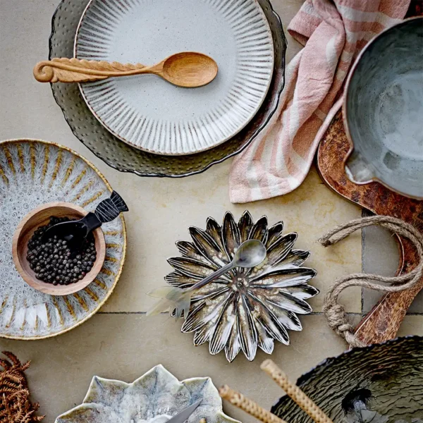 Tischarrangement mit Bloomingville-Geschirr, Holzlöffel, Pfefferschale und Serviette
