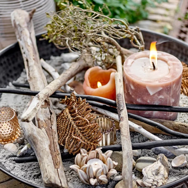 Rustic Kerze von Bloomingville – Outdoor-Arrangement mit Holz, Muscheln und natürlichen Elementen