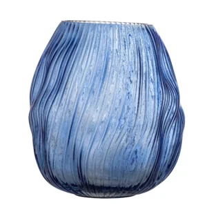 Leyla Vase von Bloomingville – freistehendes Glasdesign in Blau mit organischem Rillenmuster