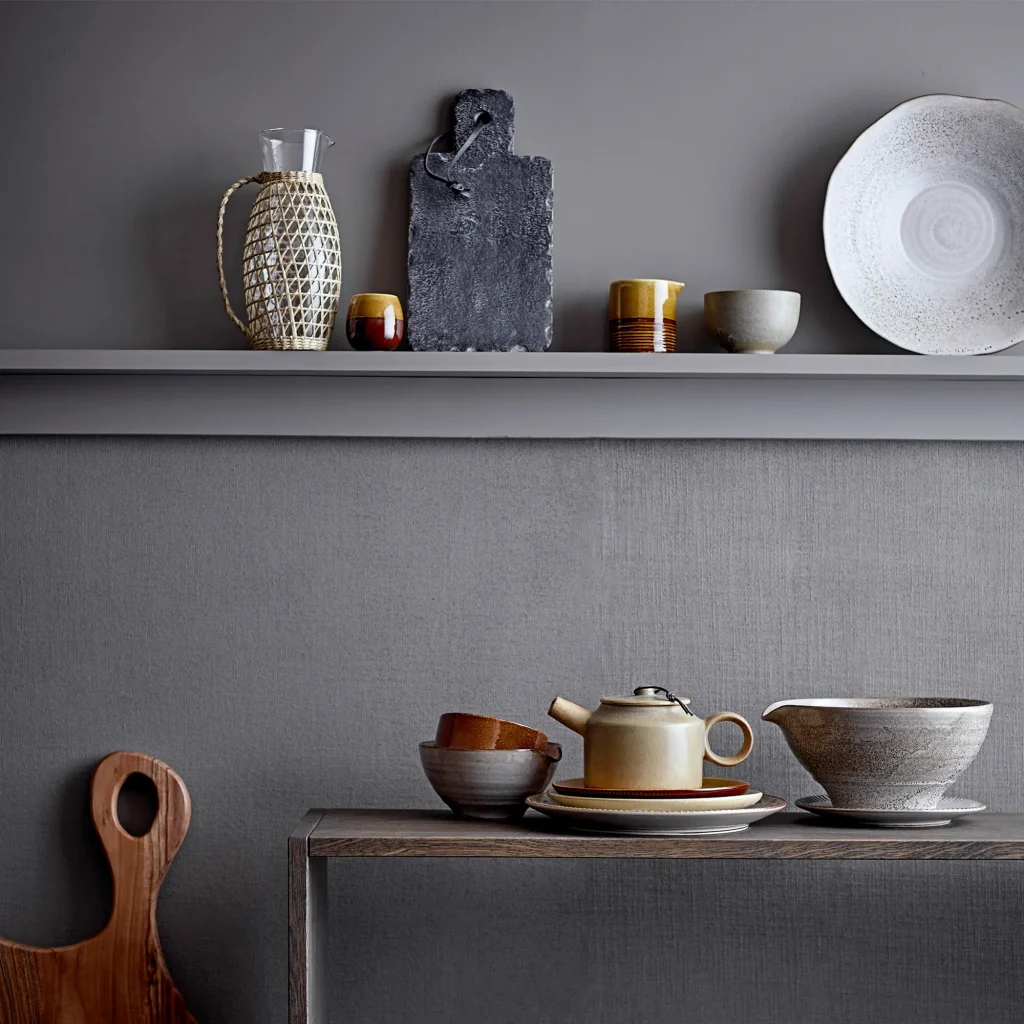 Thea Schale von Bloomingville – als dekoratives Element auf einem Wandregal in minimalistischem Ambiente
